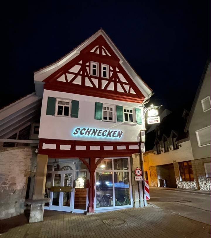 Das Fachwerkhaus des Gasthauses Schnecken in Plattenhardt am Abend