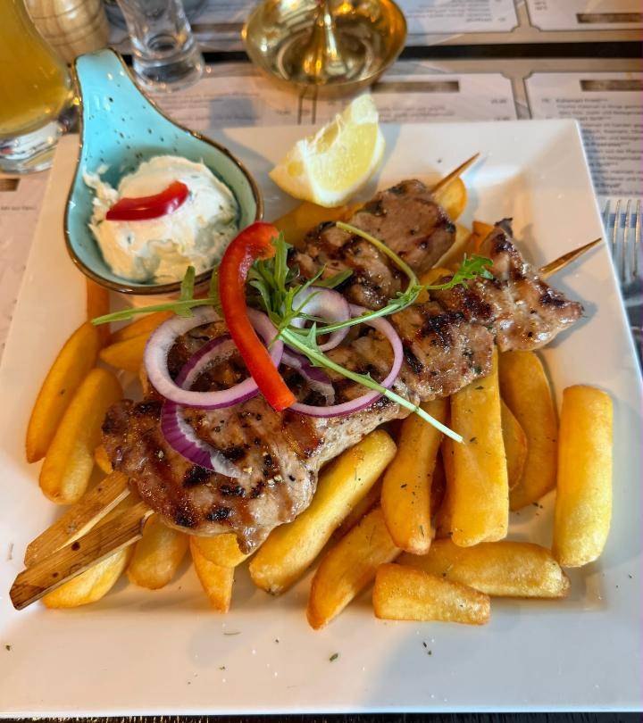 Souvlaki mit Steakpommes und Zaziki